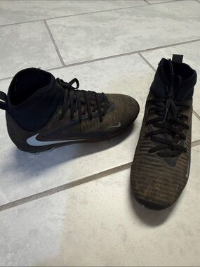 Nike Boys Black Athletic Soccer Cleats with Swoosh